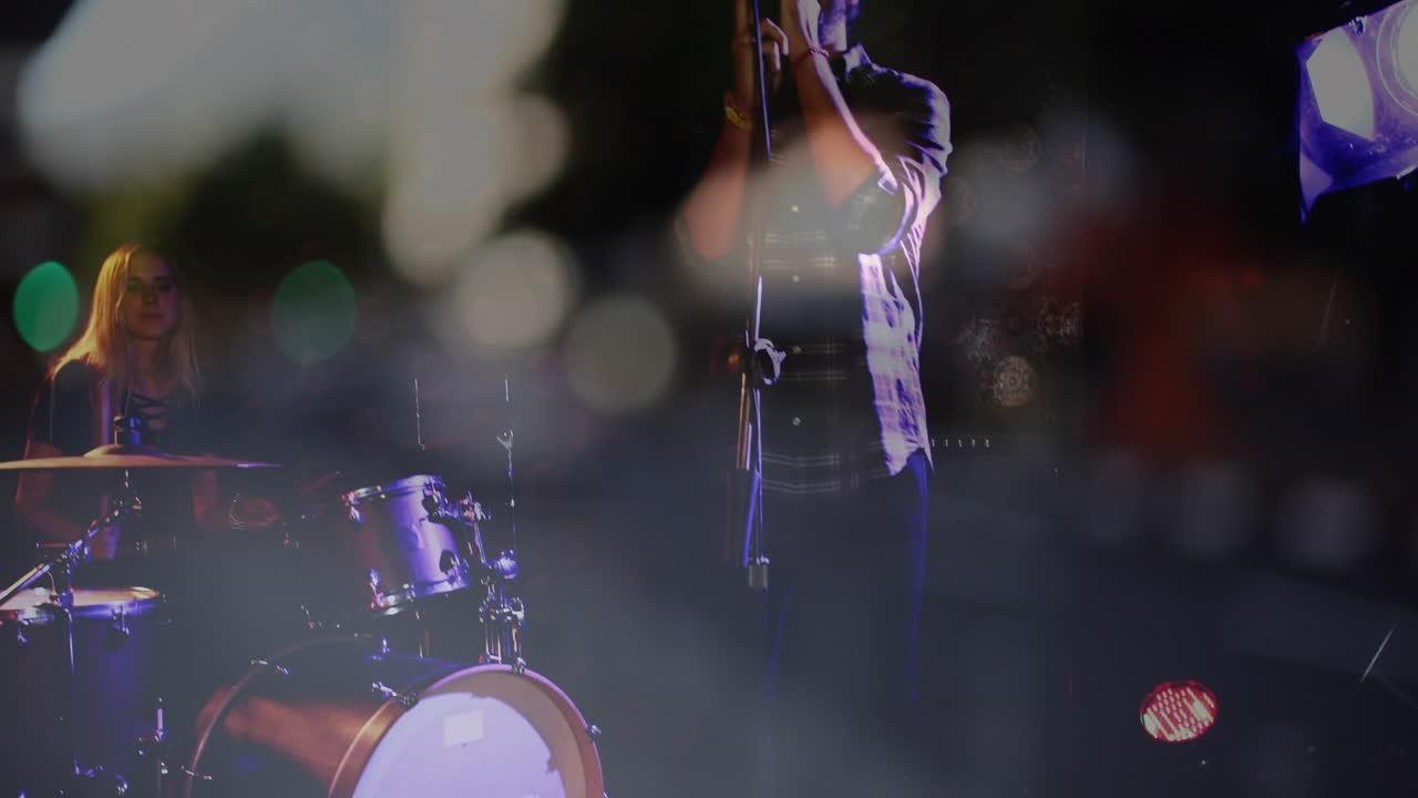 animación del tráfico de carretera borroso sobre el cantante caucásico