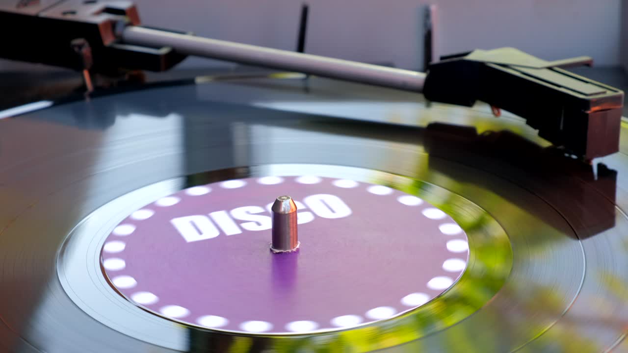블랙 비닐 배경: 고대 레코드 플레이어: 바늘이 있는 회전판과 스타일러스: 인기 있는 디스코