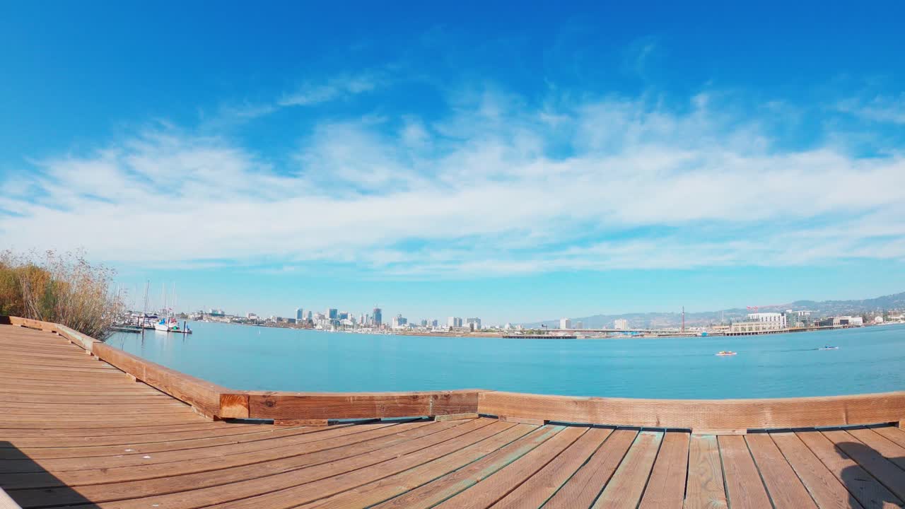 시간 경과 사진에 요트가 있는 선착장에서 화창한 날