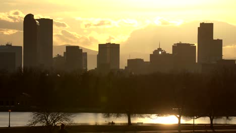 Blick-Auf-Die-Skyline-Von-Denver-Vom-Stadtpark-Bei-Sonnenuntergang