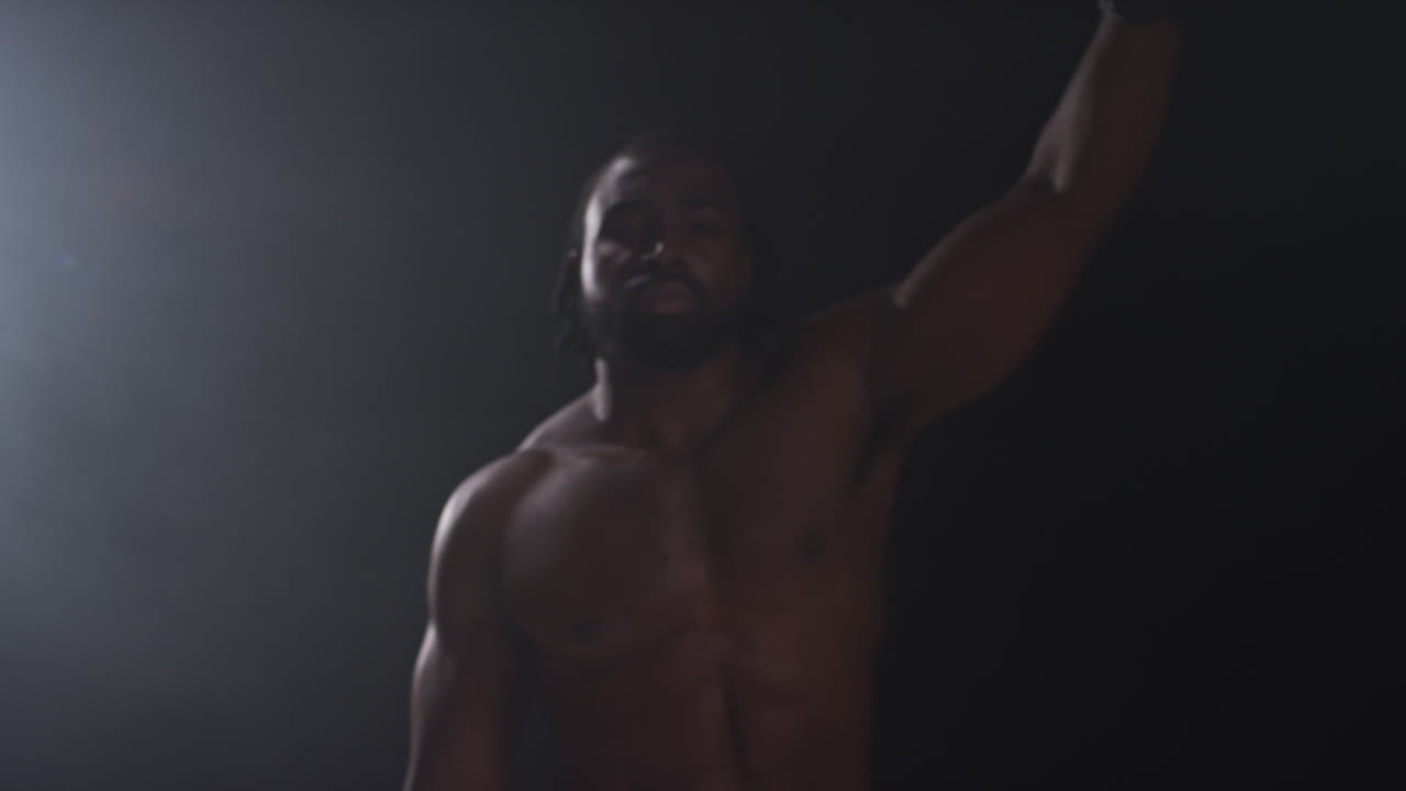 retrato de un boxeador entrando en el ring antes del comienzo de un partido de boxeo saludando y saludando a los aficionados calentándose y luchando con una iluminación de bajo tono