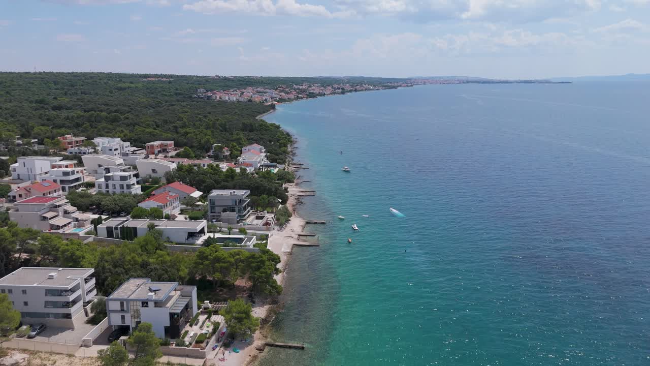 vista aérea de la playa de radmanand petrcane en zadar, dalmacia en croacia