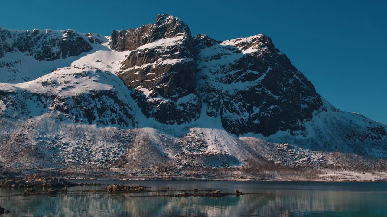 Carrellata cinematografica di un fiordo e montagne nella Norvegia settentrionale.