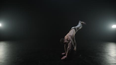 luchadores de capoeira realizando movimientos dinámicos en el escenario. artes marciales, danza y acrobacias en acción. atletas de pecho desnudo mostrando fuerza, flexibilidad y técnica bajo los reflectores