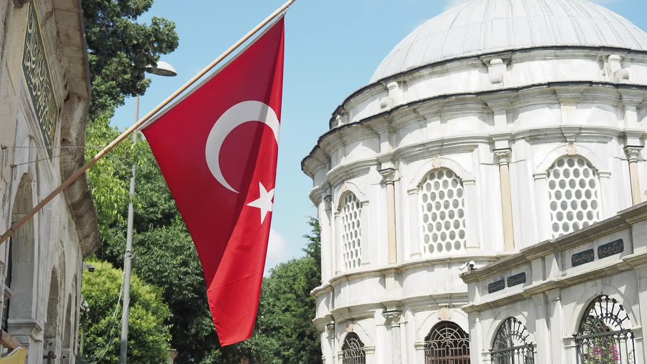 터키 국기와 이스탄불의 역사적인 건물