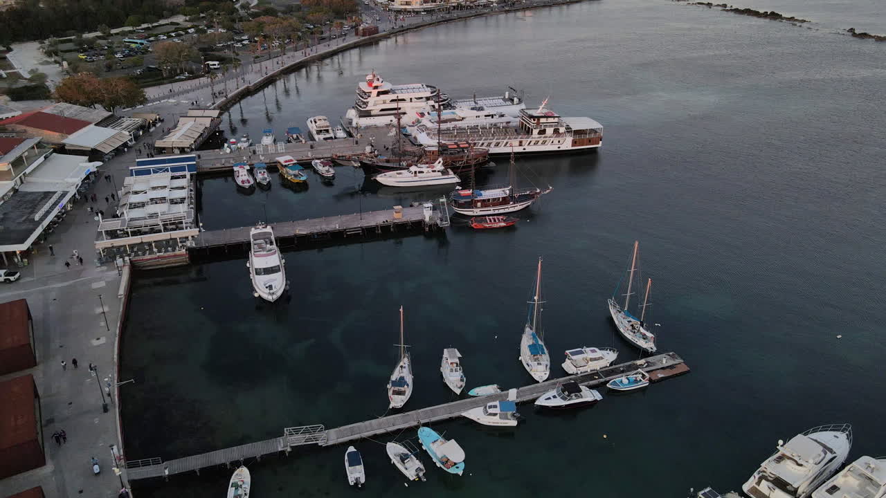 Veduta aerea della passeggiata di Pafo che circonda il porto al tramonto, Cipro.