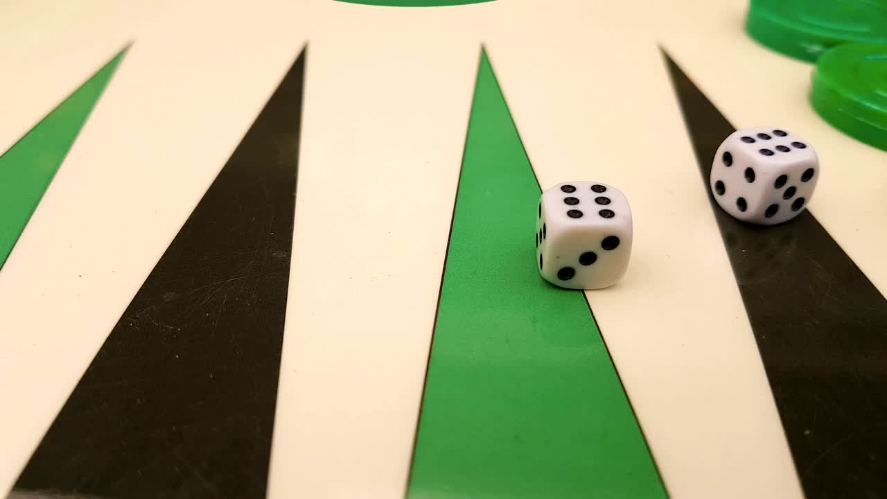 juego de backgammon cerca con dos dados movimiento.