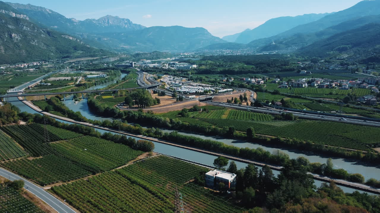 vista aérea de un valle con un río, una carretera y viñedos