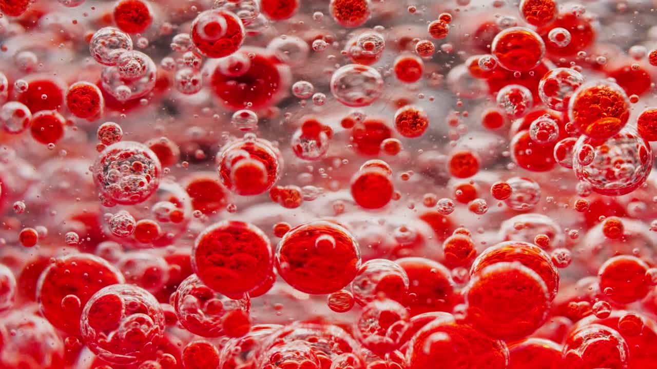 tiro macro de grandes burbujas rojas flotando en el agua