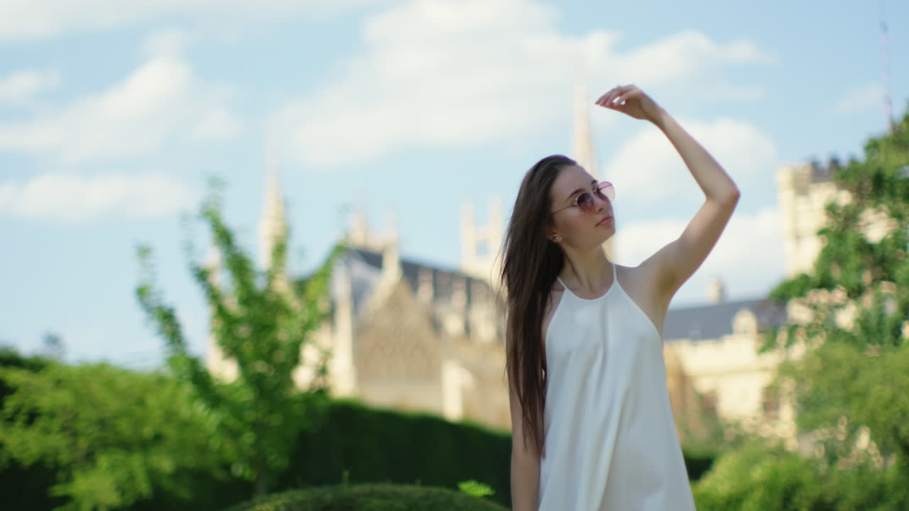 공원에서  드레스를 입은 여자