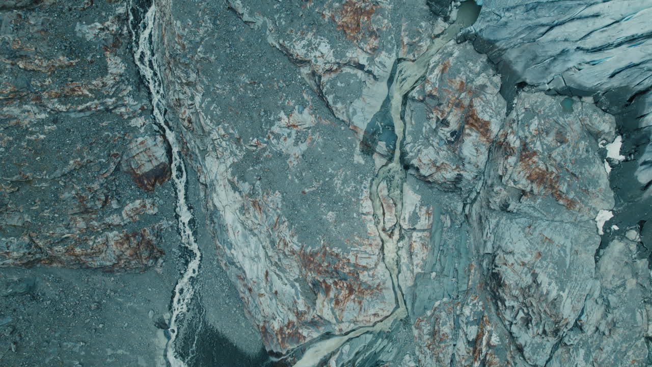 알프스의 기후 변화로 인해 아래 호수에서 빙하가 녹고, 위에서 볼 수 있습니다.