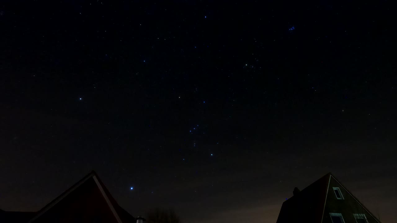 자정에 집 위를 움직이는 밤하늘의 별 시간 경과