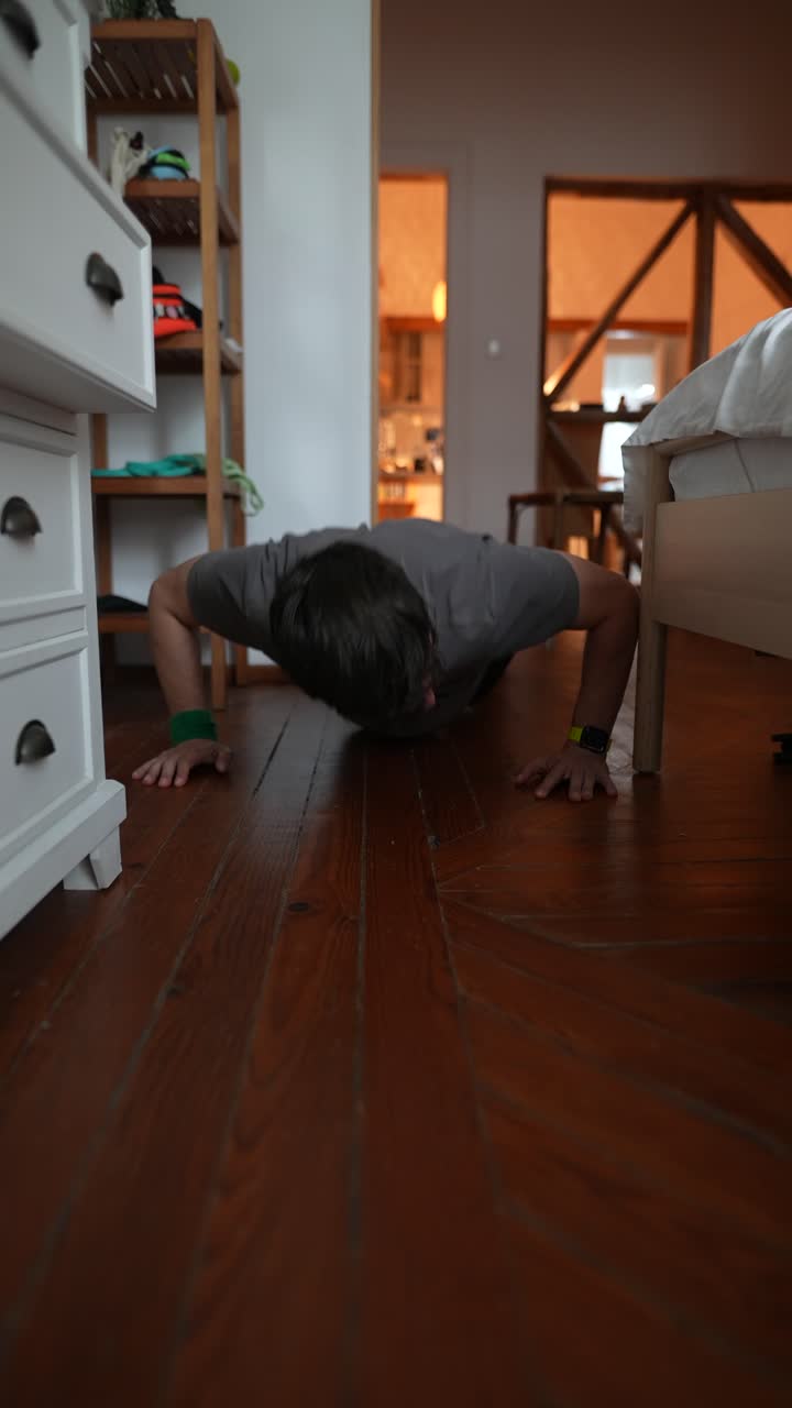 집에서 푸시업을 하는 남자