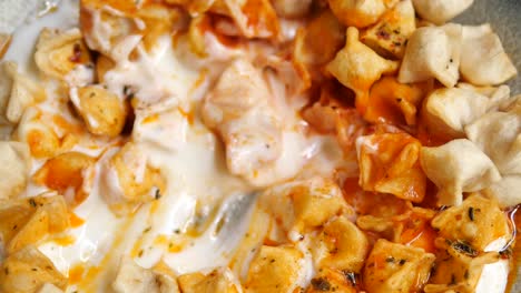 albóndigas de manti turcas con yogur y salsa picante