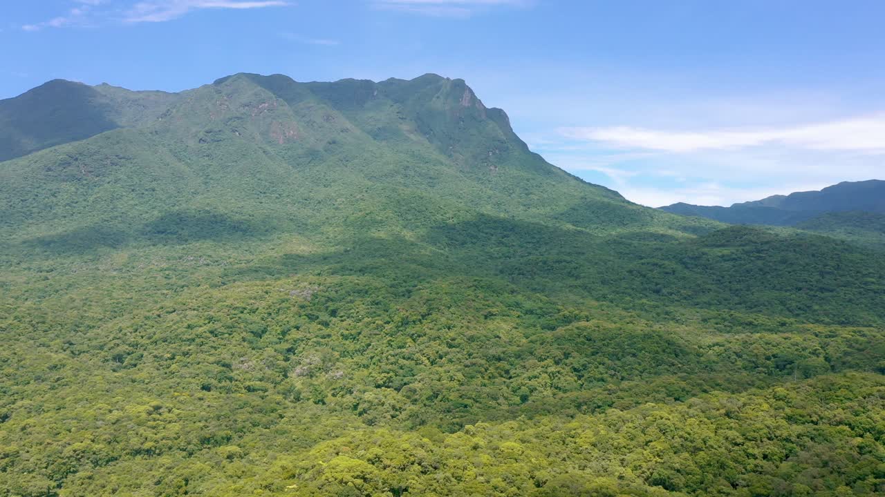 дрон медленно движется назад