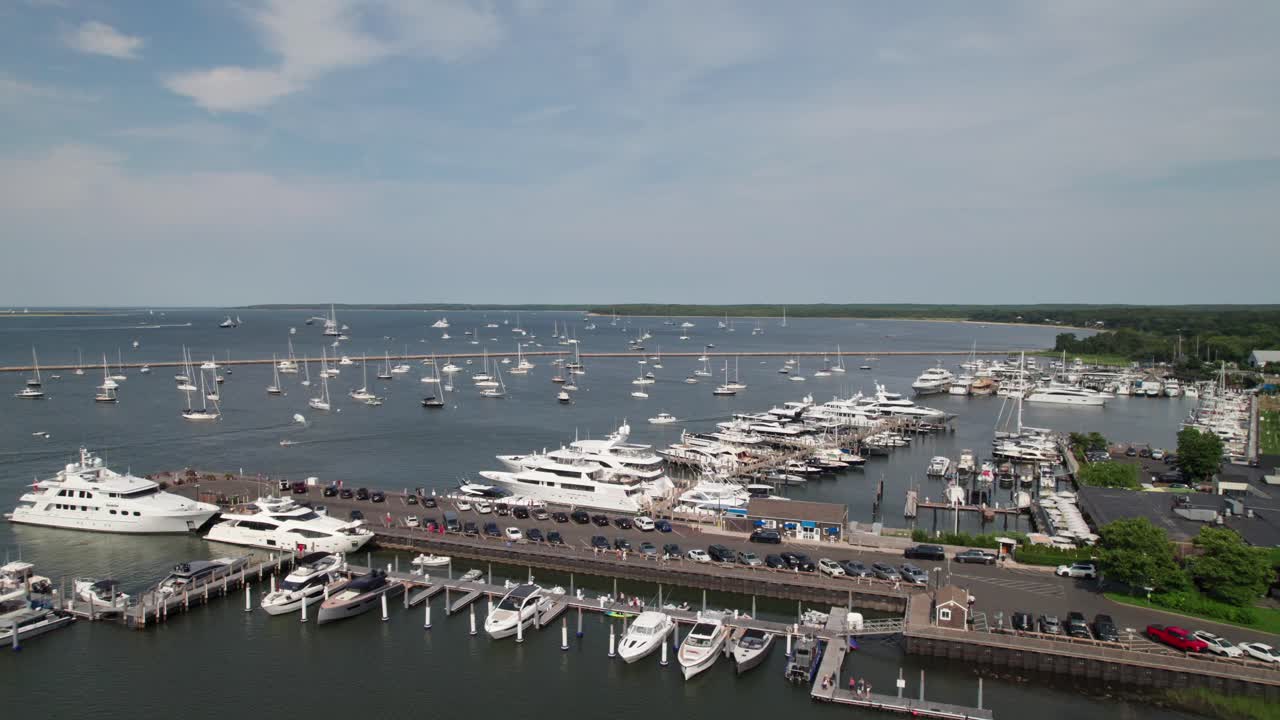el club de yates de sag harbor, long island, nueva york, tiene una antena de 4k.