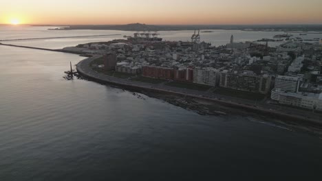 Montevideo,-Uruguay,-Luftaufnahme-Des-Sonnenuntergangs-Mit-Küste