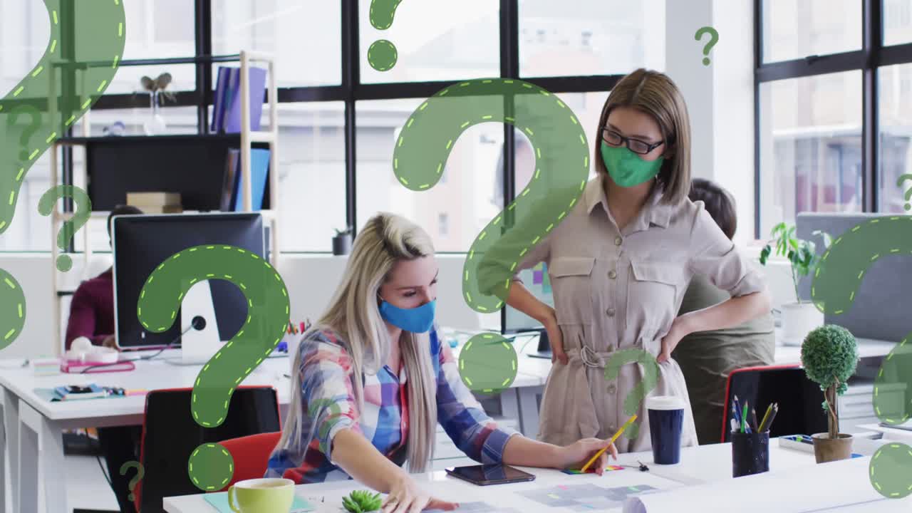 анимация вопросительных знаков над различными бизнесменками, носящими маски и использующими компьютер