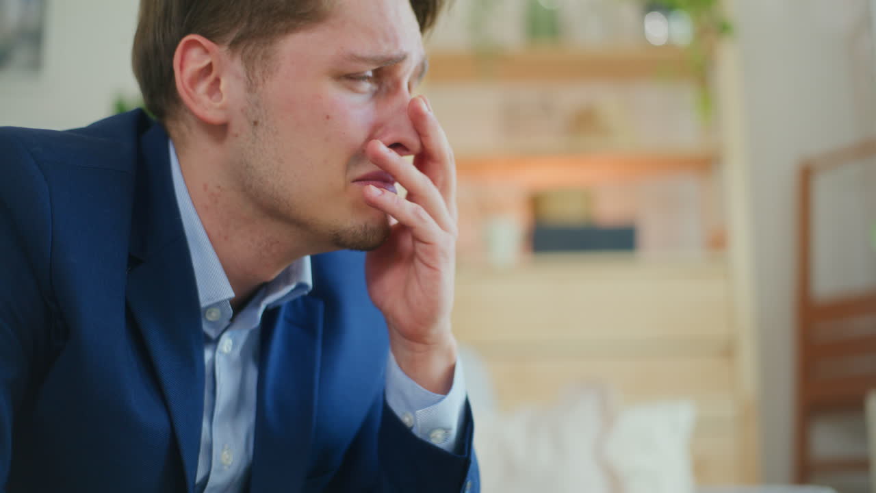 retrato de un hombre roto y preocupado.