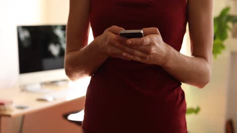 Mujer-Caucásica-Usando-Su-Teléfono-En-Casa