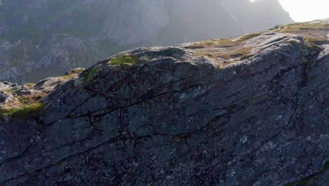 Toma-Dramática-Sobre-Los-Acantilados-Y-Montañas-De-Lofoten-Hasta-La-Playa-De-Arena-Debajo