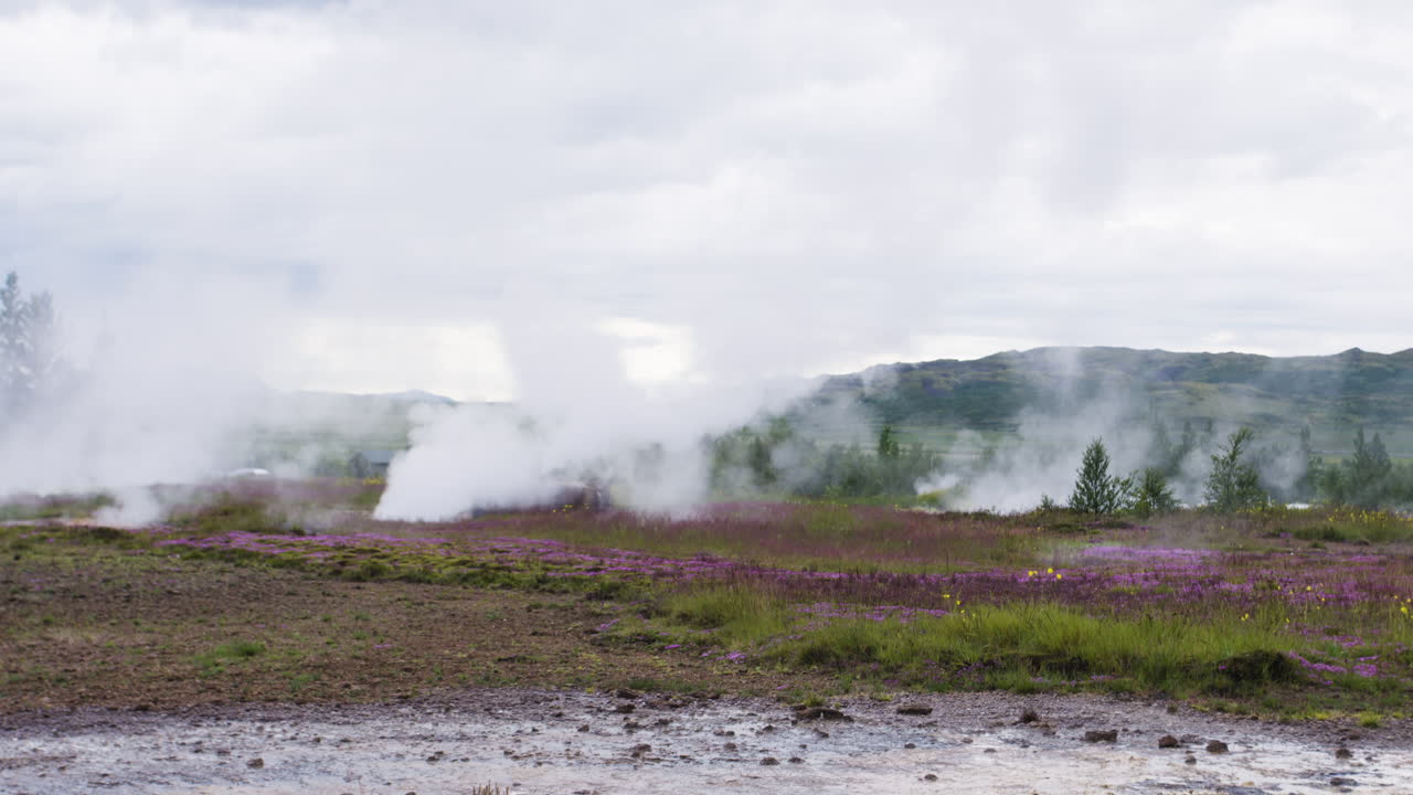 foto panorámica de un grupo de géiseres que emiten vapor de agua en islandia