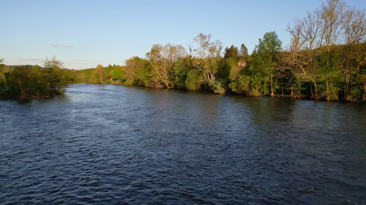 Drone che vola a bassa quota sopra il fiume Vienne nella campagna di Saint-Victurnien, Nuova Aquitania in Francia