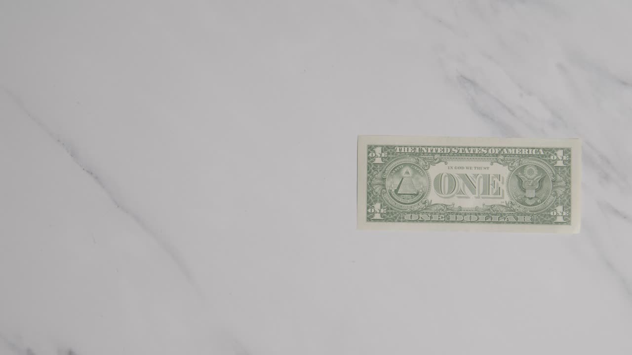 머리 위의 통화  ⁇ 의 손이 우리에게 1 달러 지폐를 잡고 대리석 표면 1