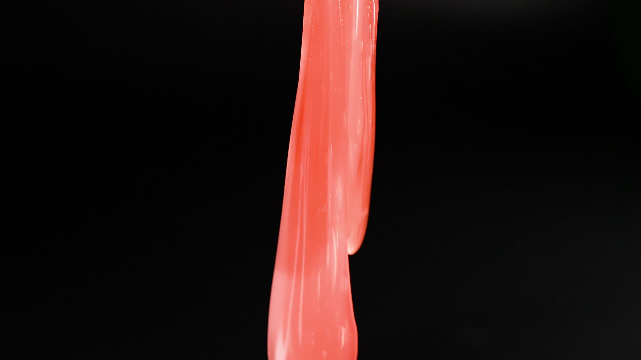 рука растягивается розовая слизь на черном фоне