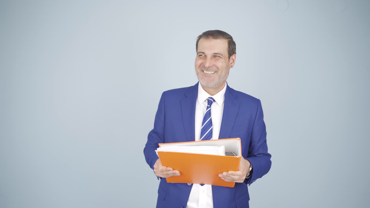 hombre de negocios cerrando el expediente positivamente. satisfecho.