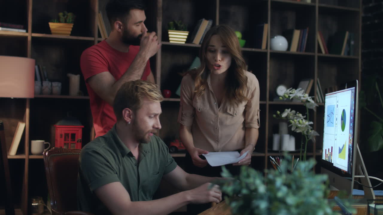 furiosa mujer jefe chequeando informe financiero en la oficina. conflicto de la oficina