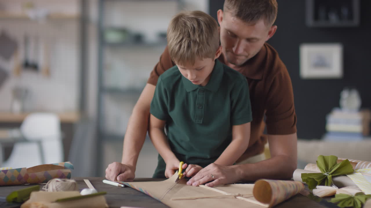 padre e hijo haciendo artesanía juntos