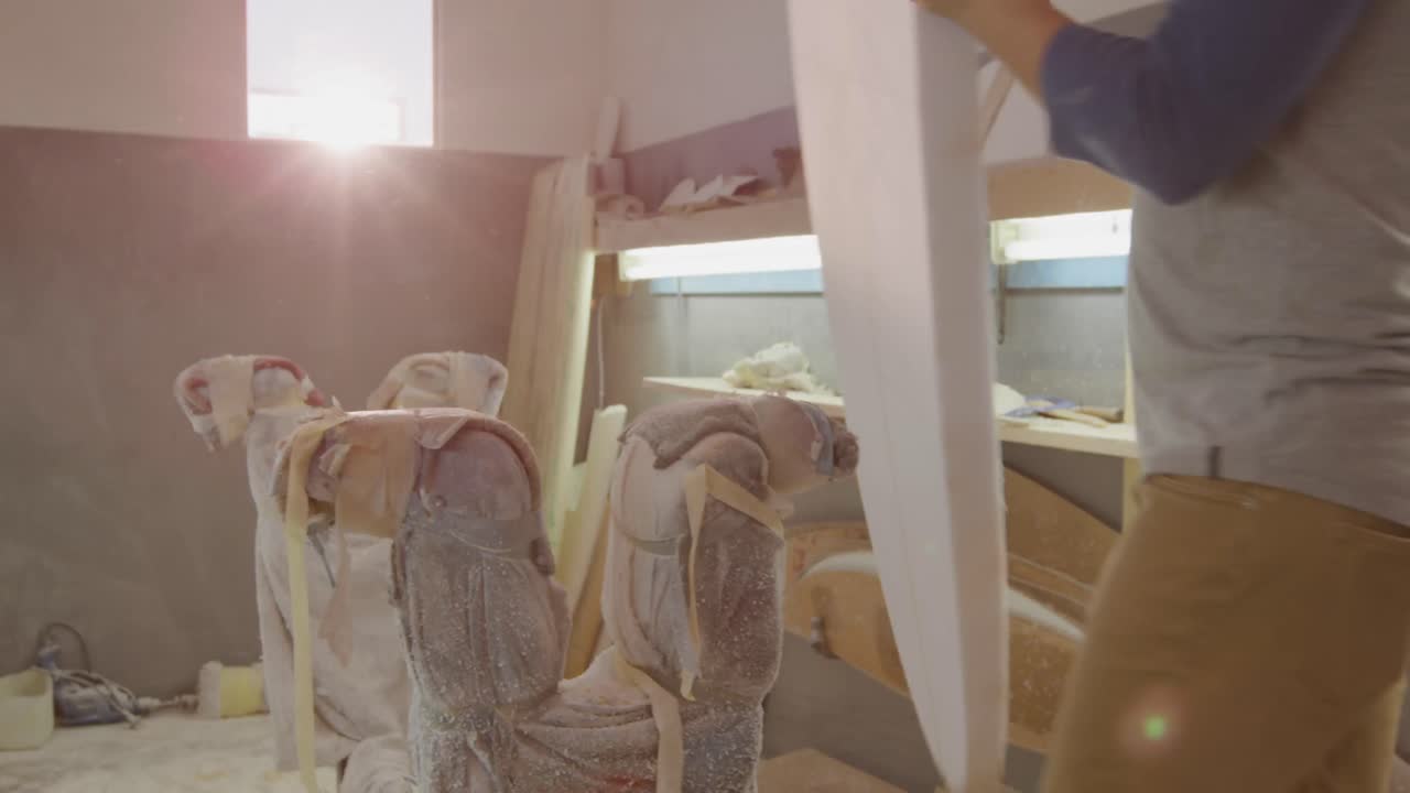 남성 서프보드 제작자 가 작업실 에서