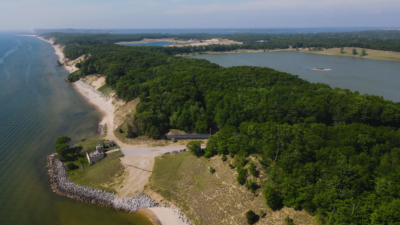 Den nyetablerede Dune Harbor Park nær Muskegon, MI set fra luften over Lake Michigan