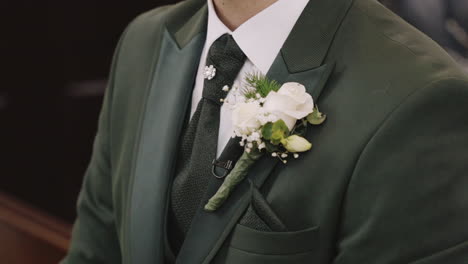 Bräutigam-Im-Grünen-Anzug-Mit-Weißer-Boutonniere,-Strahlt-Eleganz-Aus-Und-Ist-Bereit-Für-Die-Hochzeitszeremonie