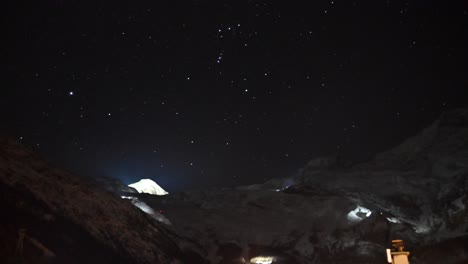 Lapso-De-Tiempo-Durante-La-Noche:-Cielo-Negro-Y-Estrellas-Viajeras,-Vistas-A-Las-Montañas-Nevadas