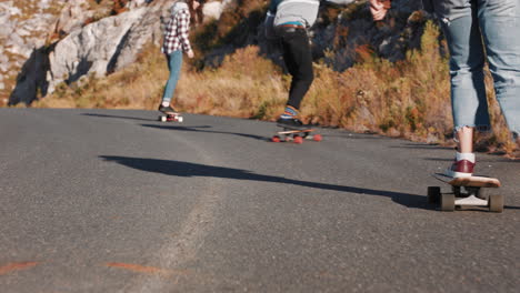 Junge-Multiethnische-Freunde-Fahren-Gemeinsam-Longboard,-Fahren-Skateboard-Und-Fahren-Bergab-Auf-Einer-Landstraße-Und-Haben-Spaß-Daran,-Entspannte-Sommerferien-Zu-Genießen