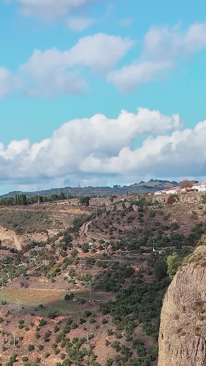Esplorare il paesaggio naturale della regione di Malaga, in Spagna, durante il giorno
