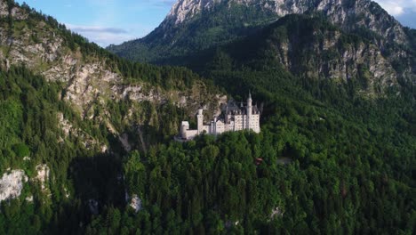 Schloss-Neuschwanstein-Bayerische-Alpen-Deutschland