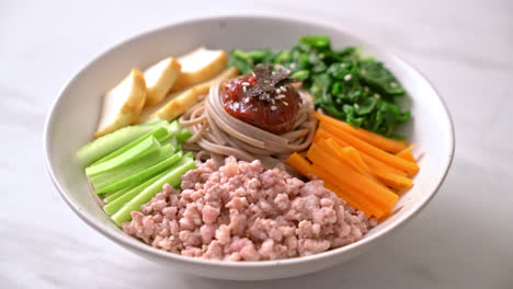 한국 매운 냉면 - 비빔 막국수 또는 비빔 국수 - 한국 음식 스타일