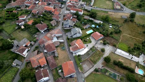 Vista-De-Pájaro-Sobre-La-Ciudad-Rural-En-El-Campo-Europeo,-Centro-De-La-Ciudad,-Drone