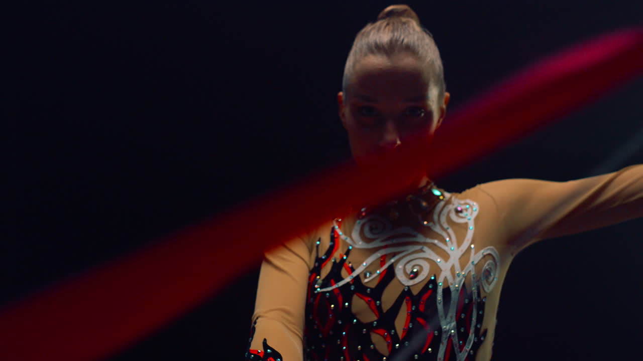 hermosa gimnasta posando para la cámara con cinta. chica practicando gimnasia rítmica