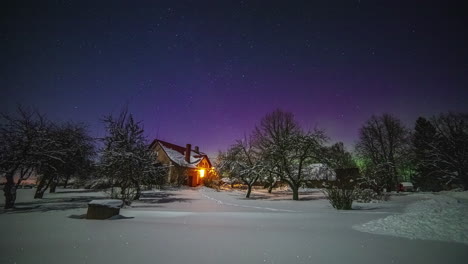 Las-Luces-Del-Norte-O-La-Aurora-Boreal-Brillan-En-El-Horizonte-Mientras-La-Estrella-Pasa-Sobre-Una-Cabaña---Lapso-De-Tiempo