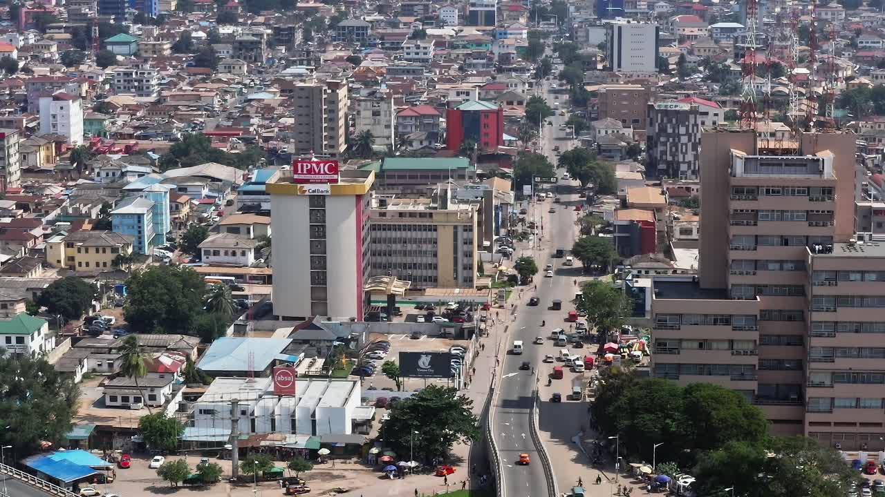 La vista della città di Accra mostra la vita e l'attività in una zona vivace
