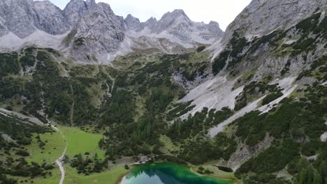 Disparo-De-Dron-Volando-Hacia-Atrás-Para-Revelar-Una-Montaña-Increíble