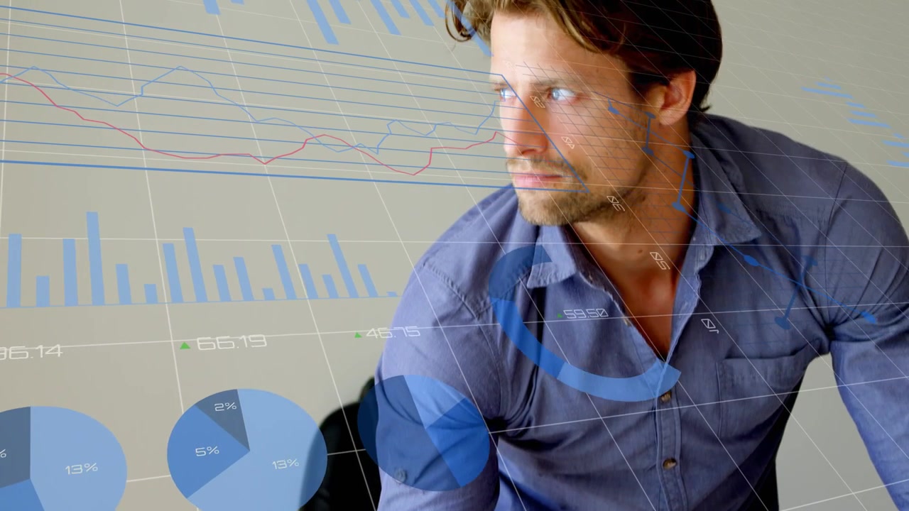 Uomo che tocca lo smartphone sulla scrivania, animando grafici aziendali su tablet, laptop che analizza report