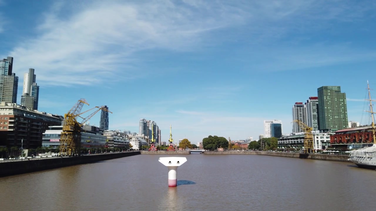 Ampia panoramica dello skyline di Puerto Madero con grattacieli e fiume, Buenos Aires, Argentina