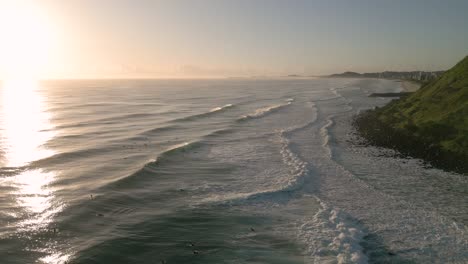 Luftaufnahmen-über-Burleigh-Heads-Bei-Sonnenaufgang,-Gold-Coast,-Queensland,-Australien