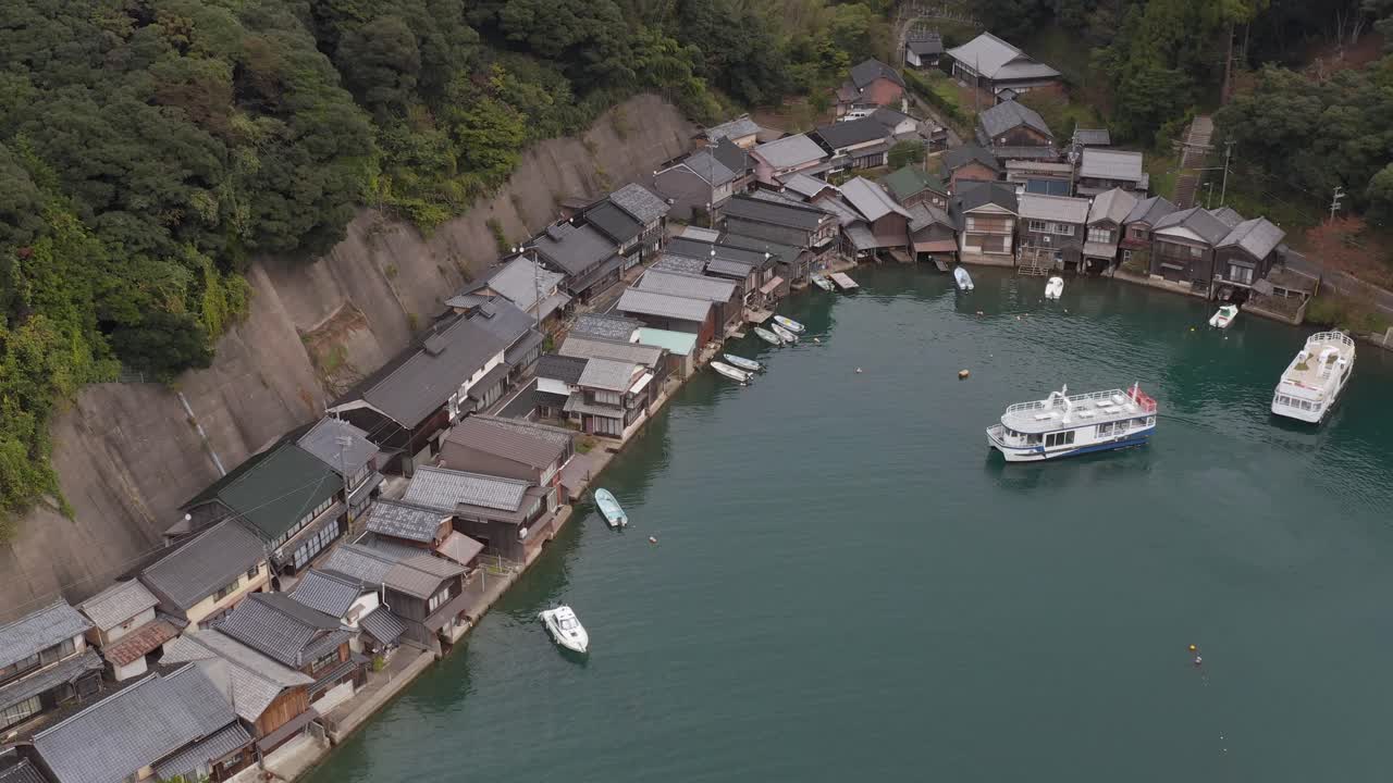 일본 교토 북부의 어부 집과 이네 마을