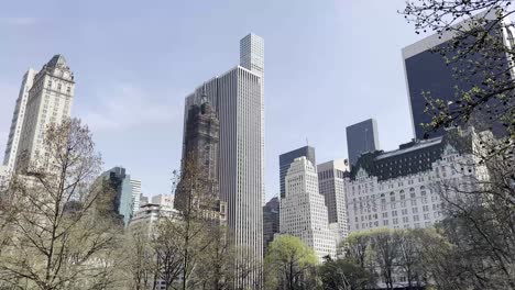 Ein-Ruhiger-Blick-Auf-Den-Teich-Im-Central-Park-Mit-Der-Berühmten-Skyline-Von-New-York-Im-Hintergrund